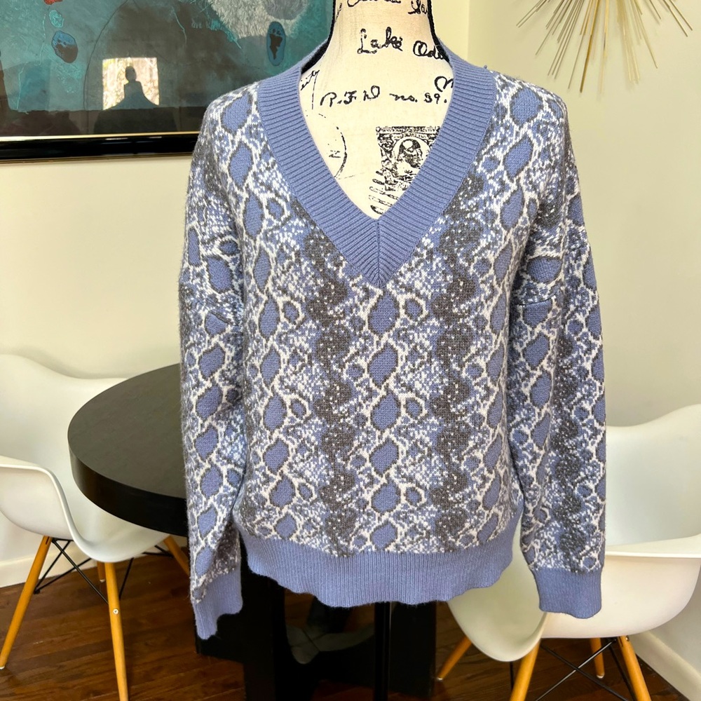 Adora Blue Snake Print Sweater in Size Large. V Neck